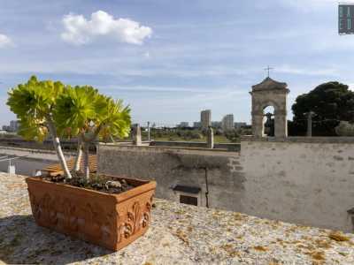 Ci spostiamo infine sull�ampia e soleggiata terrazza da dove riusciamo a scorgere il piccolo campanile della chiesetta